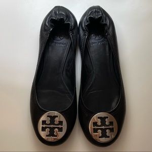 TORY BURCH black flats with silver logo.